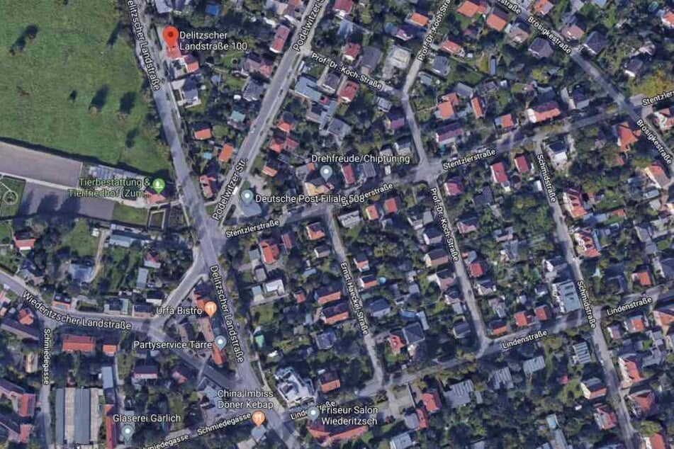Gegenüber der Delitzscher Landstraße 100 (oben im Bild) soll die Seniorin gestürzt sein und sich den linken Arm gebrochen haben. Nach wie vor sucht die Polizei nach Zeugen und Ersthelfern.