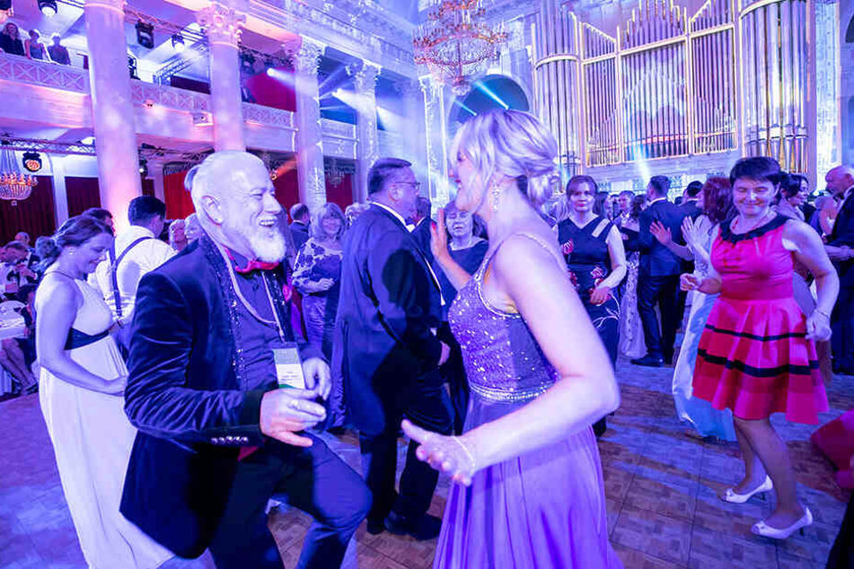 Die Arbeit ist vollbracht - Friseur Frank Bohm (55) kann jetzt ausgelassen auf dem Ball tanzen.