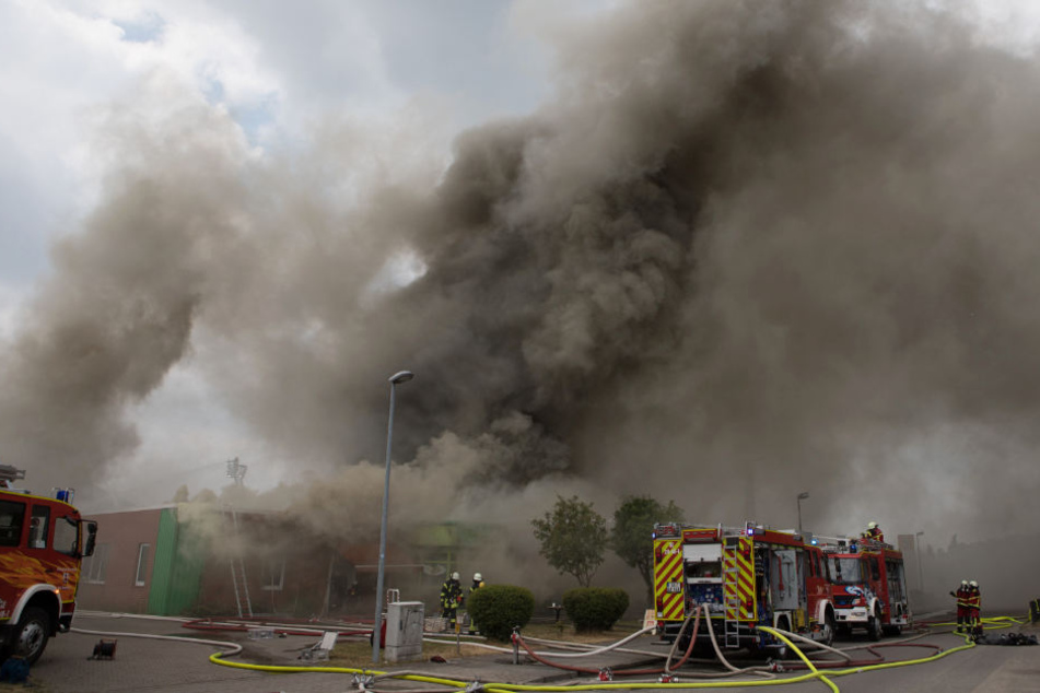 Dichter Rauch stieg vom Brandort auf.