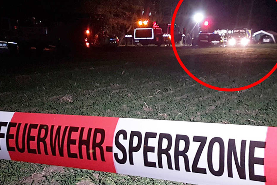 Ein Absperrband mit der Aufschrift "Feuerwehr-Sperrzone" ist vor einem Einsatzort zu sehen.