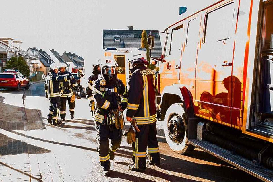 Bei dem Brand entwickelte sich viel Rauch. Die Feuerwehrmänner mussten mit Atemschutzmasken in Haus.