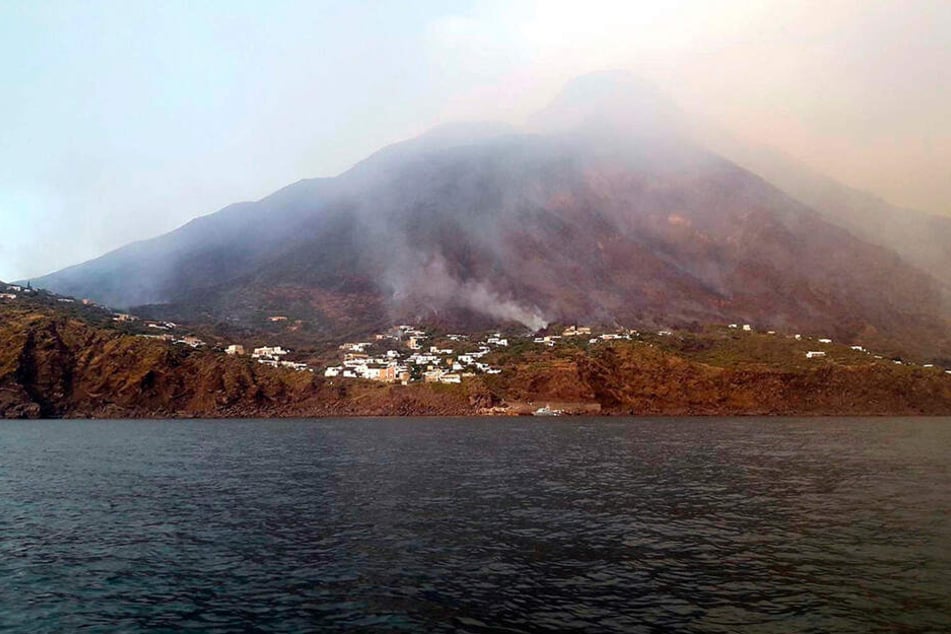 Er ist einer der aktivsten Vulkane der Welt und ein Touristenmagnet: der Stromboli in Italien. Nun macht er mitten in der Hochsaison mit einer massiven Eruption von sich Reden. Mindestens ein Mensch überlebt das nicht.