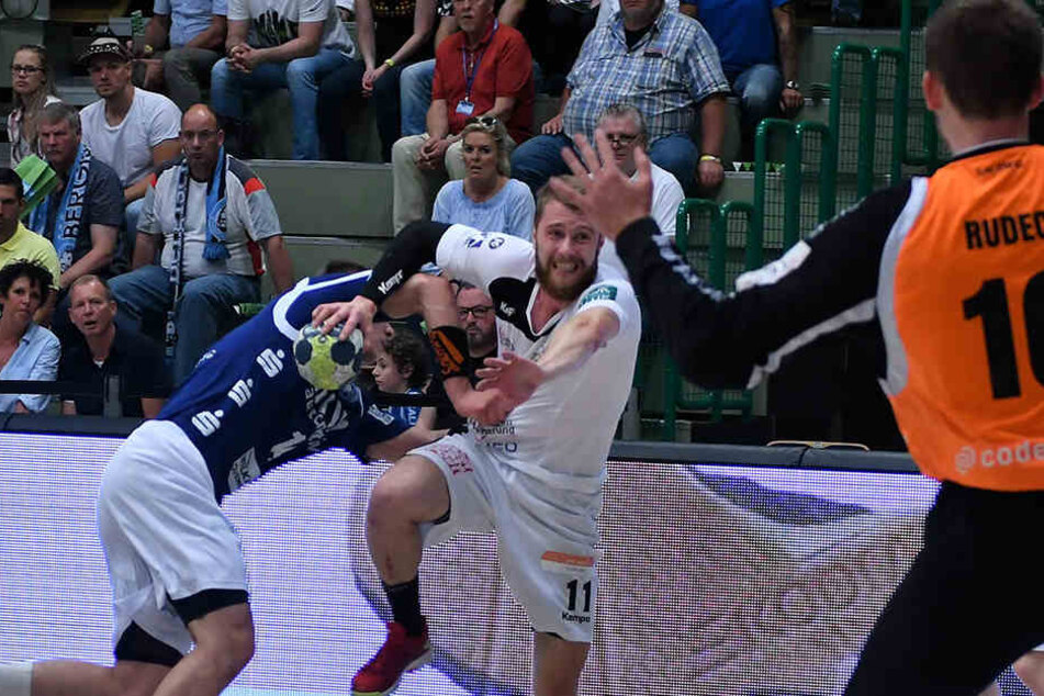 Arseniy Buschmann (Elbflorenz Nummer 11) gegen Maciej Majdzinski (BHC Nummer 14).