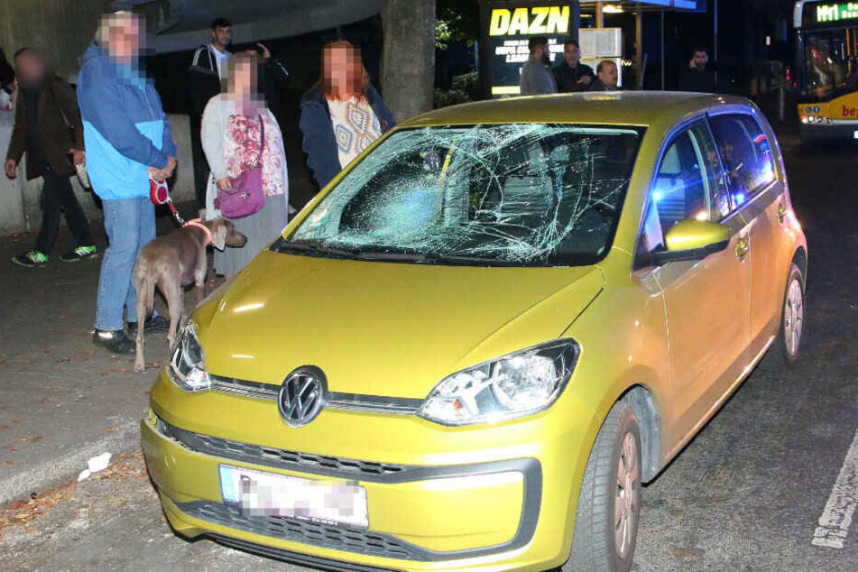 Der Mann flog gegen die Windschutzscheibe und auf die Fahrbahn.