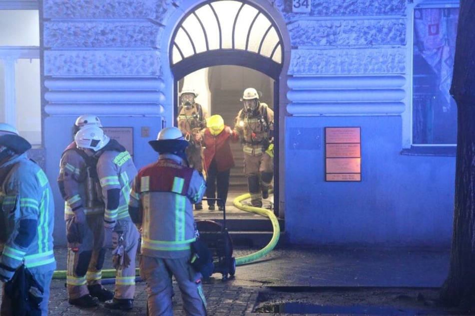 Die Bewohner eines Hauses in Berlin-Neukölln mussten vergangene Nacht das Gebäude wegen eines Kellerbrandes verlassen.