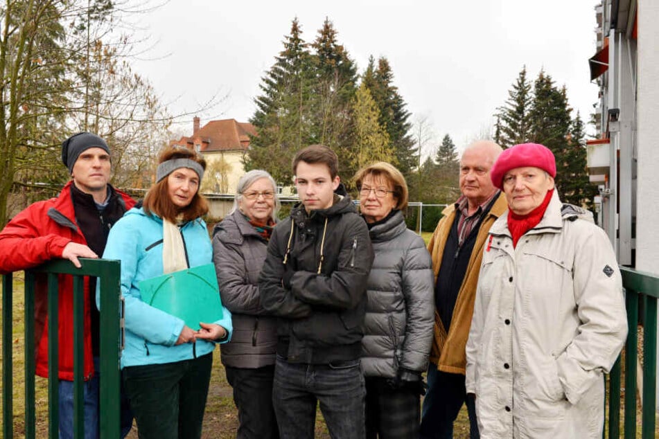 Sind entsetzt über die Baumfällungen: Die Anwohner der Feuerbachstraße. Ferenc Nemeth (48, l.) und Beatrice John (57, 2.v.l.) starteten sogar eine Petition. 67 Unterschriften kamen zusammen.
