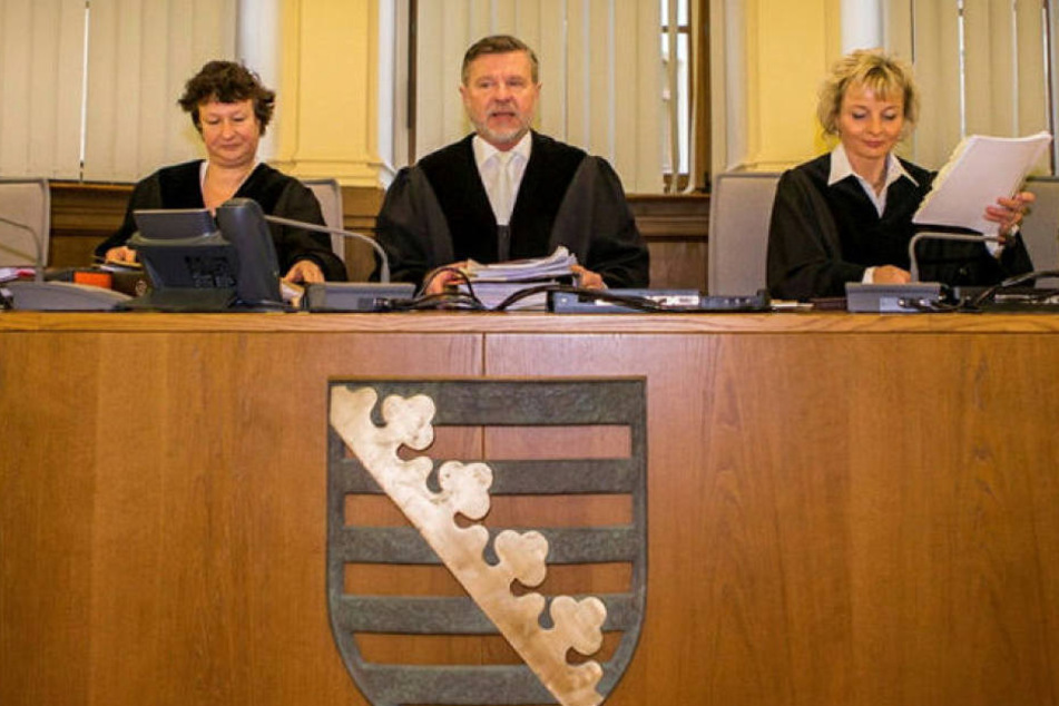 Diese drei Berufsrichter der 3. Strafkammer kennen offenbar den Inhalt des gestohlenen Briefes und werden deshalb von zwei Angeklagten abgelehnt.