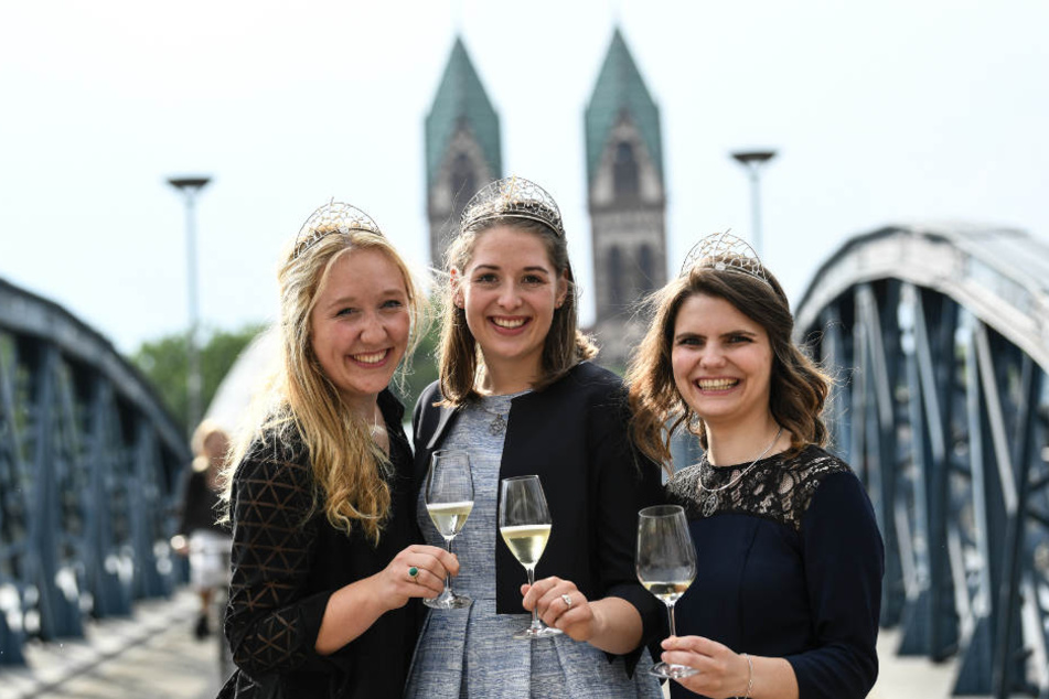 Weinprinzessin Hannah Hermann, Weinkönigin Miriam Kaltenbach und Weinprinzessin Stephanie Megerle (l-r) nach der Wahl und Krönung (Archiv)