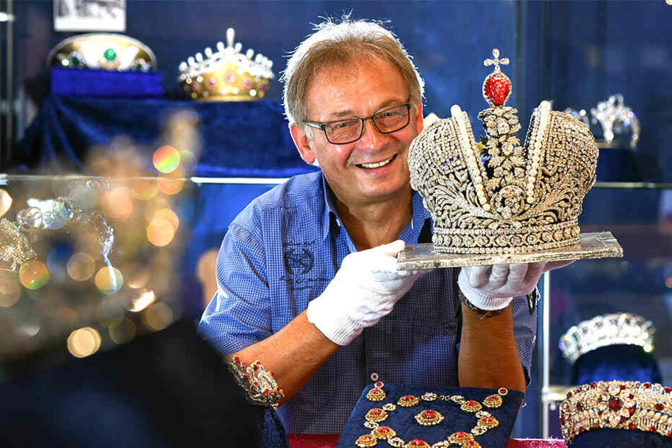 Museumsleiter Jürgen Zabel (60) zeigt eine besonders prunkvolle Krone, die einst im Besitz der Romanows war.