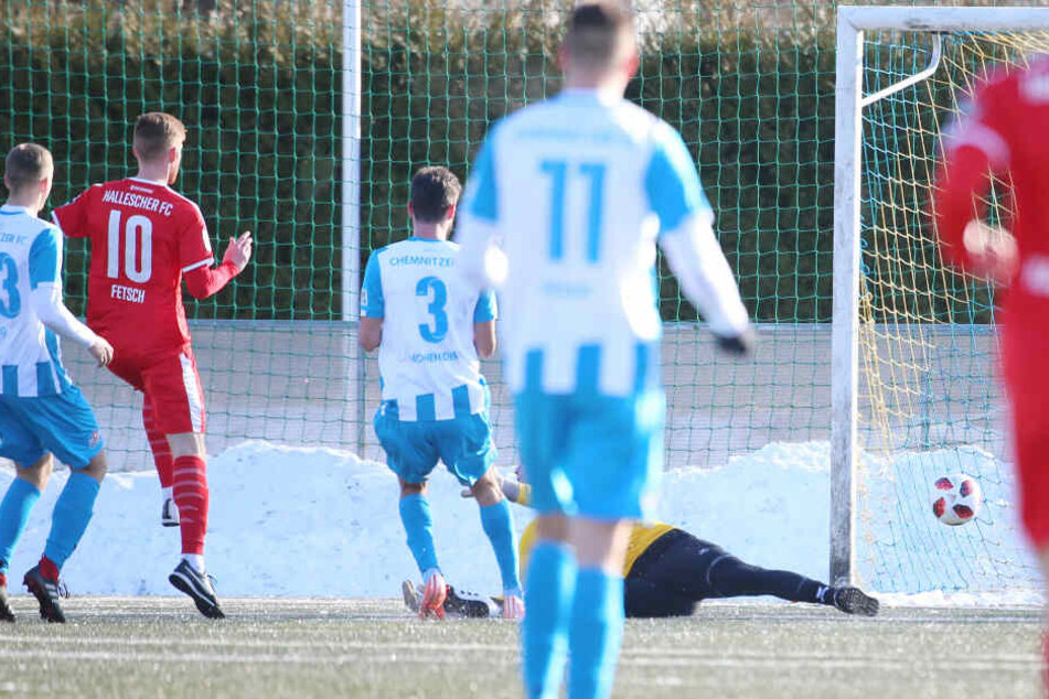 Tor für Halle, Treffer zum 1:1 Ausgleich durch Torschütze Mathias Fetsch (2 von l.)