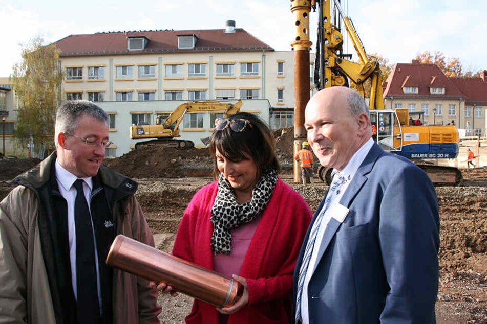 Grundsteinlegung an der DRK-Klinik Rabenstein, (v. l.): Chefarzt
Frank Fröhlich, Chefärztin Monika Hofmann und Geschäftsführer Herbert Günther.