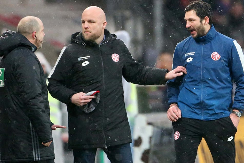 Rouven Schröder (Mitte) wechselt nicht zum HSV, sondern bleibt bei Trainer Sandro Schwarz (r.) in Mainz.