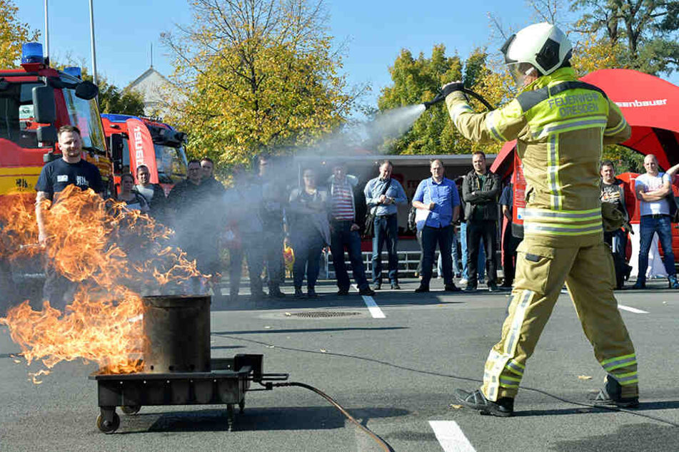 Die "Florian" im Messegelände: Auf tägliche Übungen im Freigelände geht es heiß her, wie ein Feuerlöschtrainer anschaulich demonstriert.