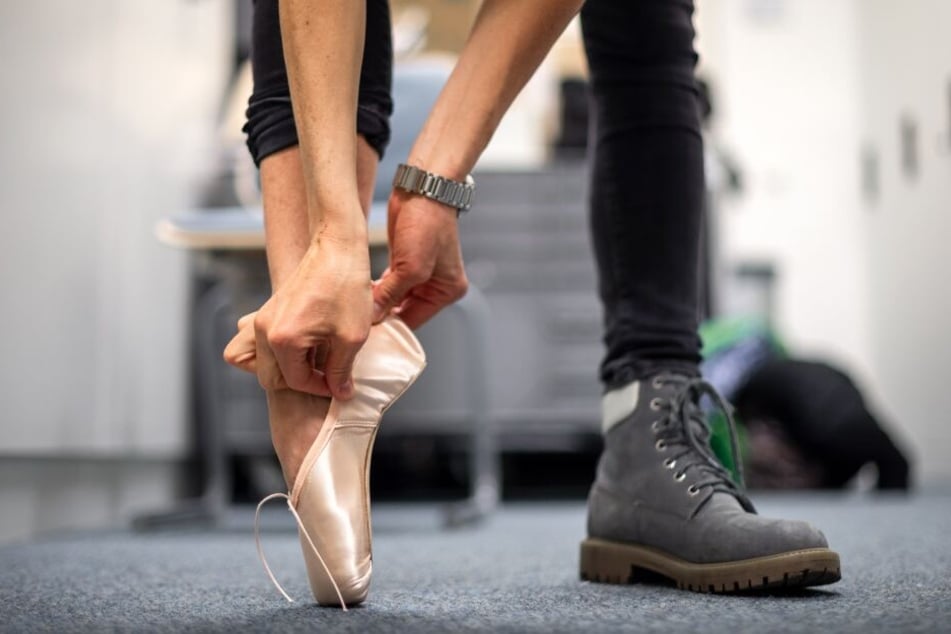 Séverine Ferrolier, Solistin und Spitzenschuhverwalterin am Bayerischen Staatsballett, zieht sich ihre Spitzenschuhe an.