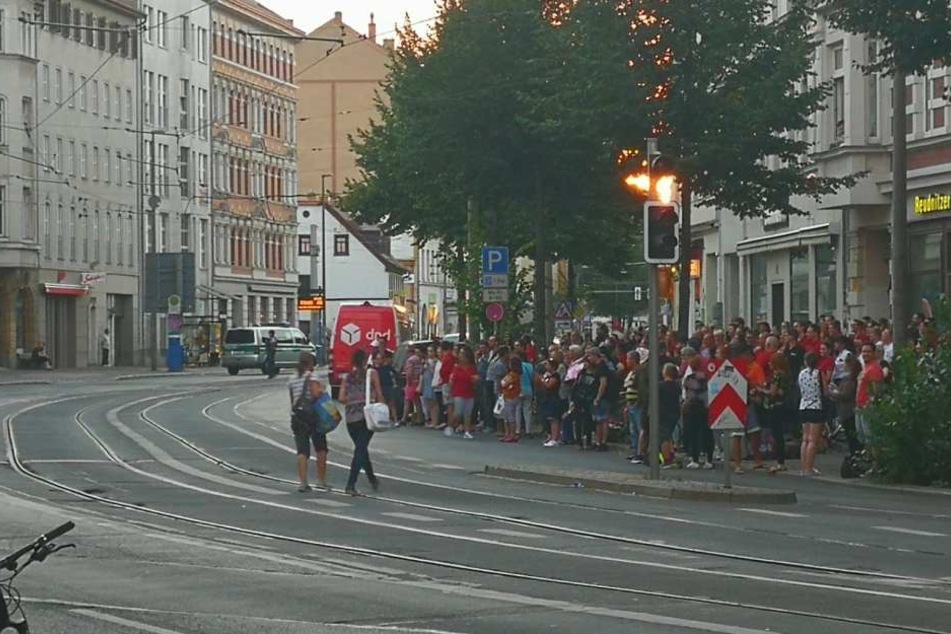 Kunden, Mitarbeiter und Schaulustige versammelten sich nach der Evakuierung auf der gegenüberliegenden Straßenseite.