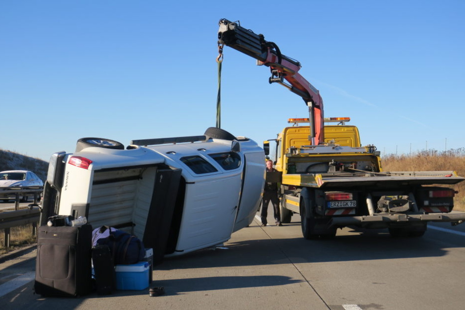 Der Kleintransporter hatte sich überschlagen, vier Personen wurde dabei verletzt.