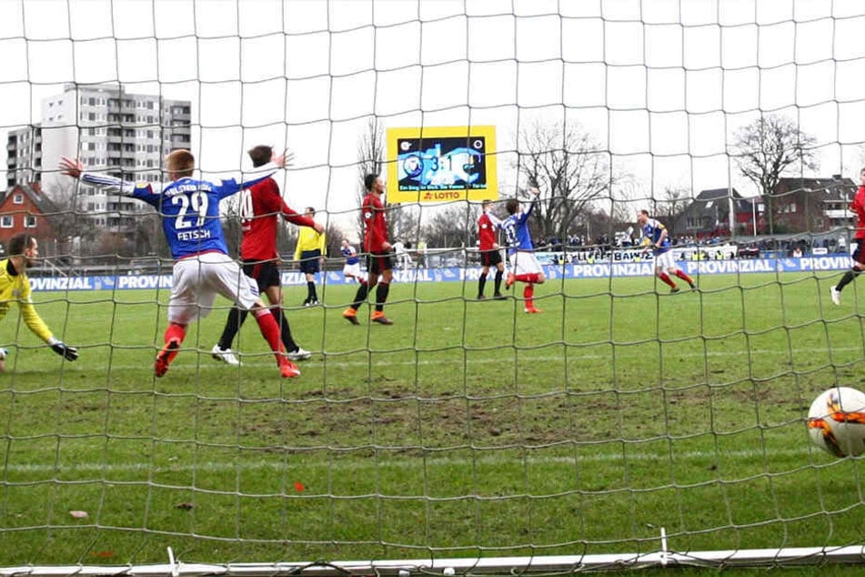 Am 30. Januar in Kiel klingelte es innerhalb von 19 Minuten vier Mal im Tor
der Chemnitzer. Hier erzielte Willi Evseev (nicht im Bild) das 4:1.