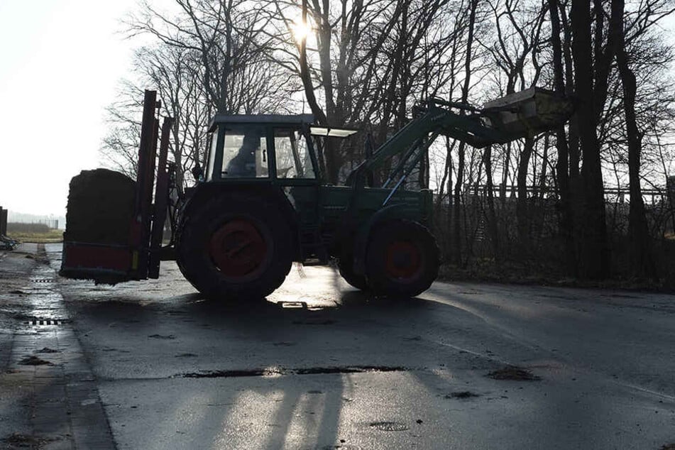 Der betrunkene Mann fuhr ohne Führerschein mit einem Traktor.