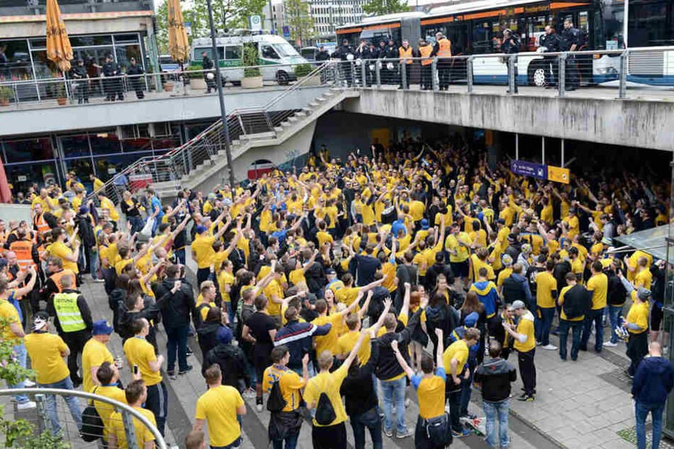 Vom Bahnhof aus wurden zwei Fans zur Polizeiwache gebracht.
