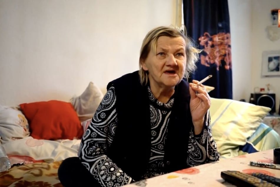Karin Ritter ist Hartz-IV-Empfängerin, Kettenraucherin und das Oberhaupt in der Ritter-Burg.