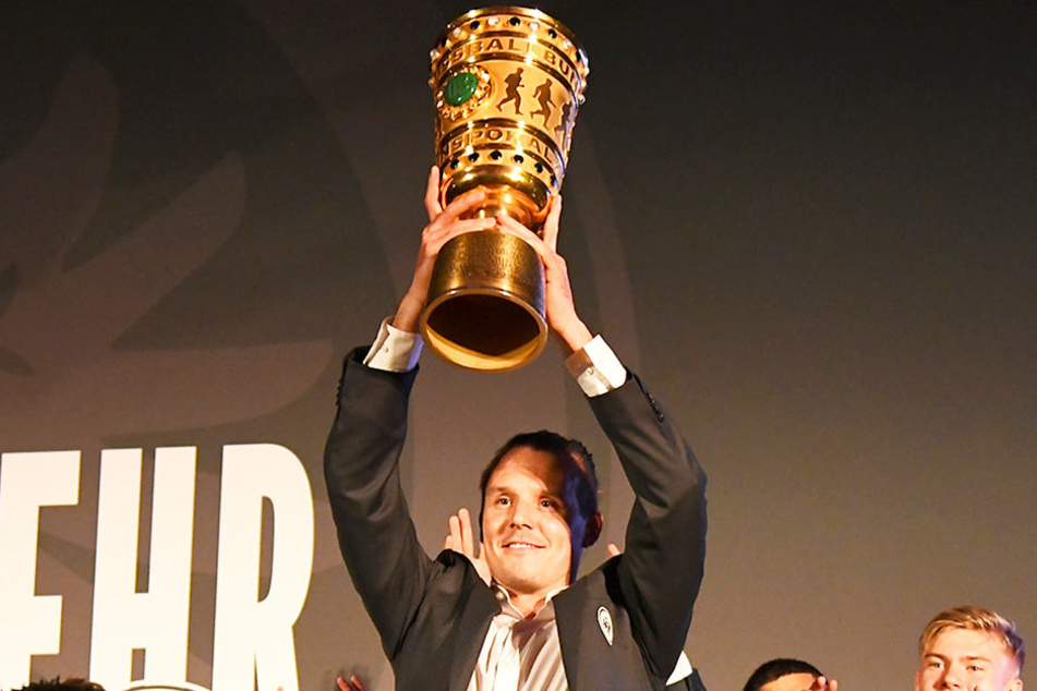 Mit Frankfurt durfte Alexander Meier noch den Gewinn des DFB-Pokals feiern. danach war für ihn bei der Eintracht Schluss.