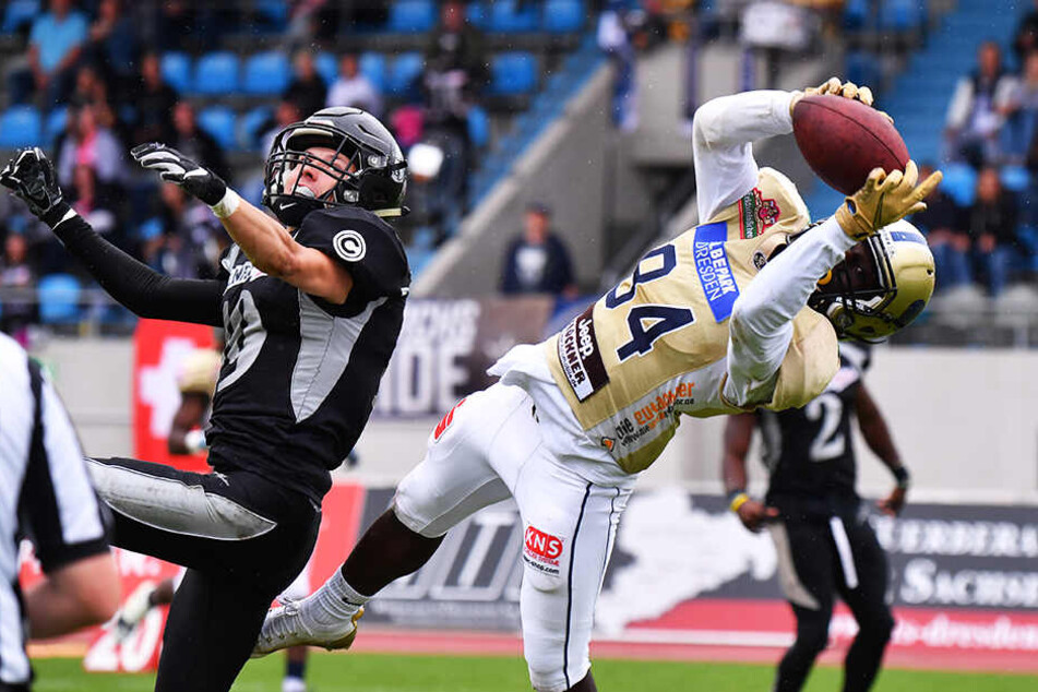 Hier hält Cheikhou Sow von den Monarchs das Heimrecht fürs Viertelfinale fest in den Händen. Da er den dritten Touchdown holte, gewann die Dresdner.