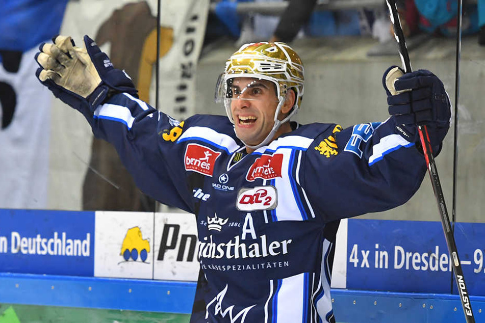 Das waren noch schöne Zeiten: Eislöwe Alexander Höller bejubelt hier einen seiner bisher elf Saisontreffer.