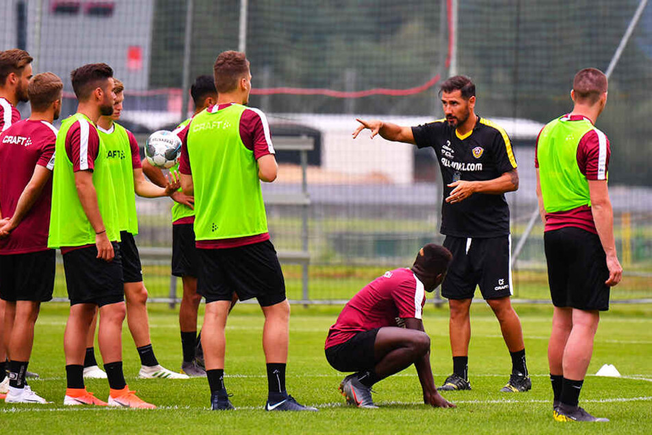 Cristian Fiel (r.) erklärt seinen Mannen vor der Einheit, wer wie positioniert sein und wo er hinlaufen soll.