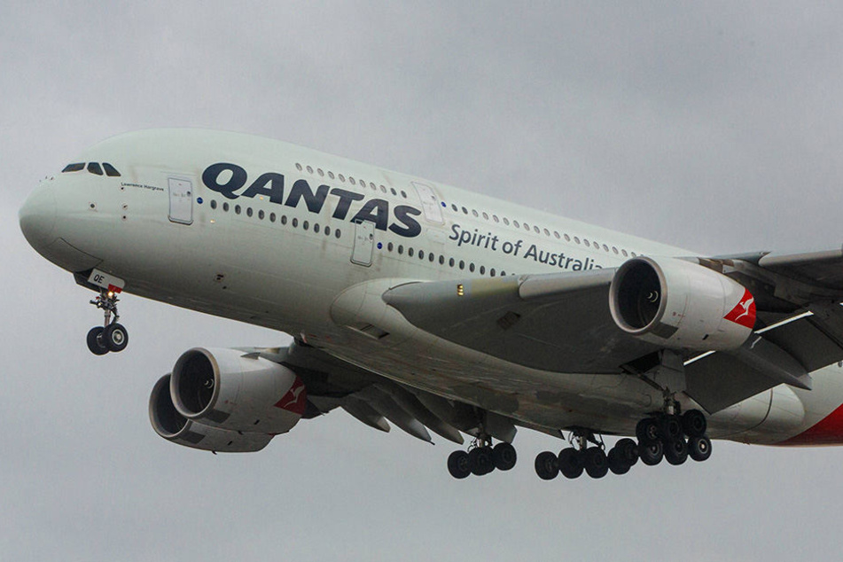 Eine Frau hat bei einem Flug mit der Qantas-Airline eine ziemlich verrückte Essenserfahrung gemacht.