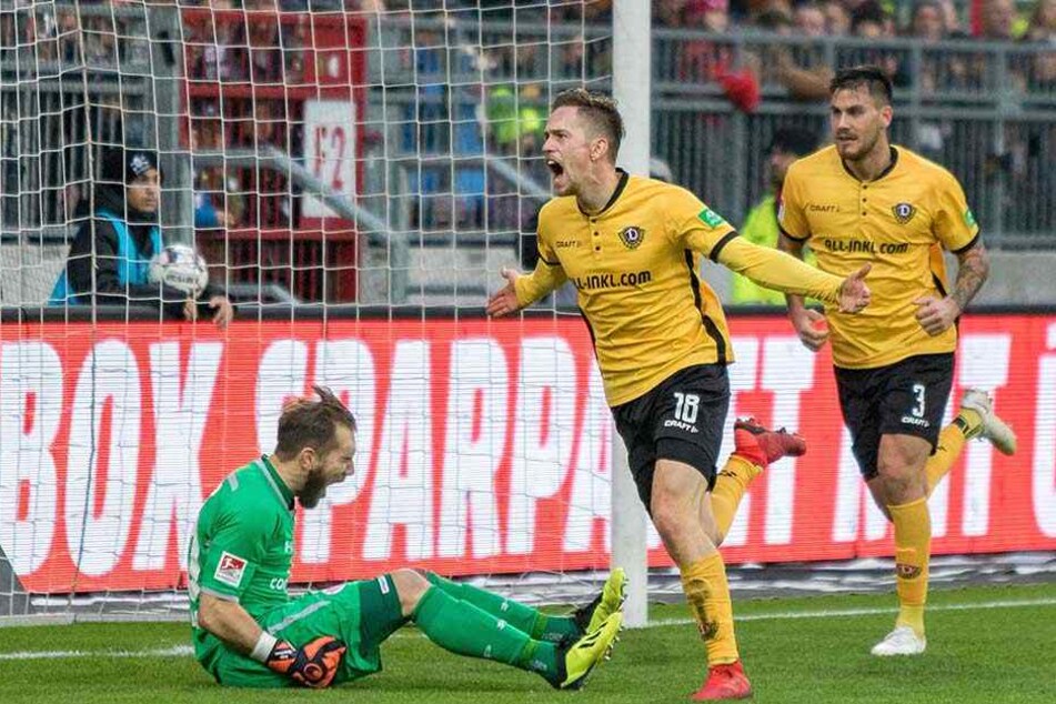 Jannik Müller (M.) dreht nach seinem Treffer jubelnd ab - es war sein erster in dieser Saison.