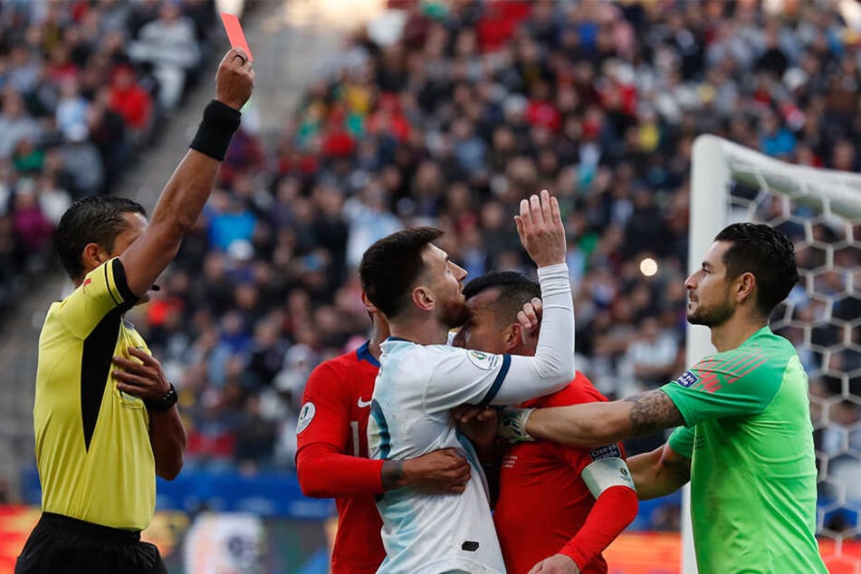Messi und Medel bekommen nach ihrer Rangelei Glatt Rot von Schiedsrichter Mario Diaz de Vivar.