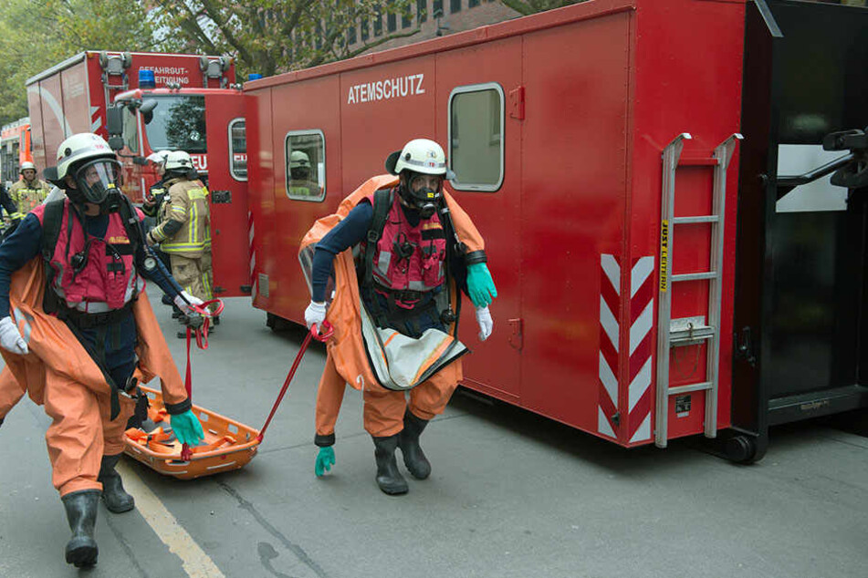 Spezialkräfte der Feuerwehr rücken an, um die ausgetretende Flüssigkeit zu binden.