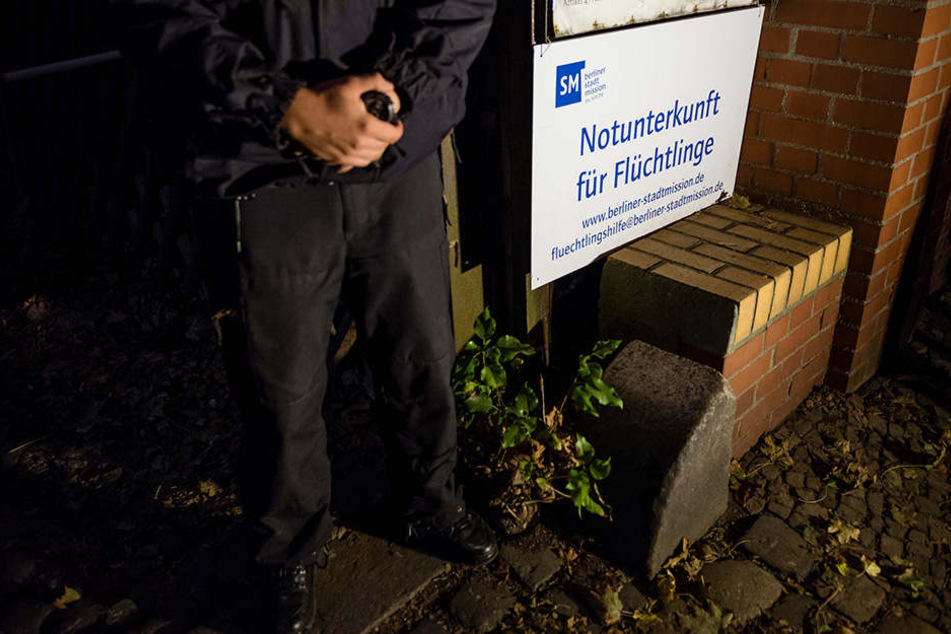 Polizisten haben in einem Asylheim in Berlin-Moabit einen Flüchtling erschossen.