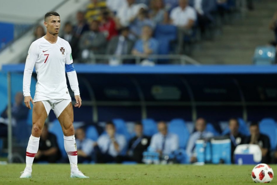 Geht es hier noch um Fußball? Ronaldo inszeniert sich und seine Beine perfekt vor einem Freistoß.