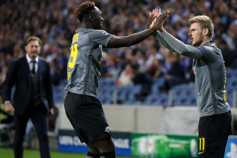 Nach seinem Tor zum zwischenzeitlichen 1:1-Ausgleich klatscht Torschütze Timo Werner (r.) mit Jean-Kevin Augustin ab. Der Treffer sollte nicht reichen.