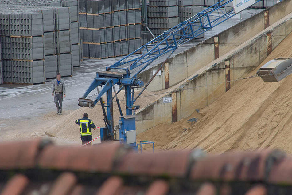 Ein Feuerwehrmann sperrt die Unglücksstelle ab.