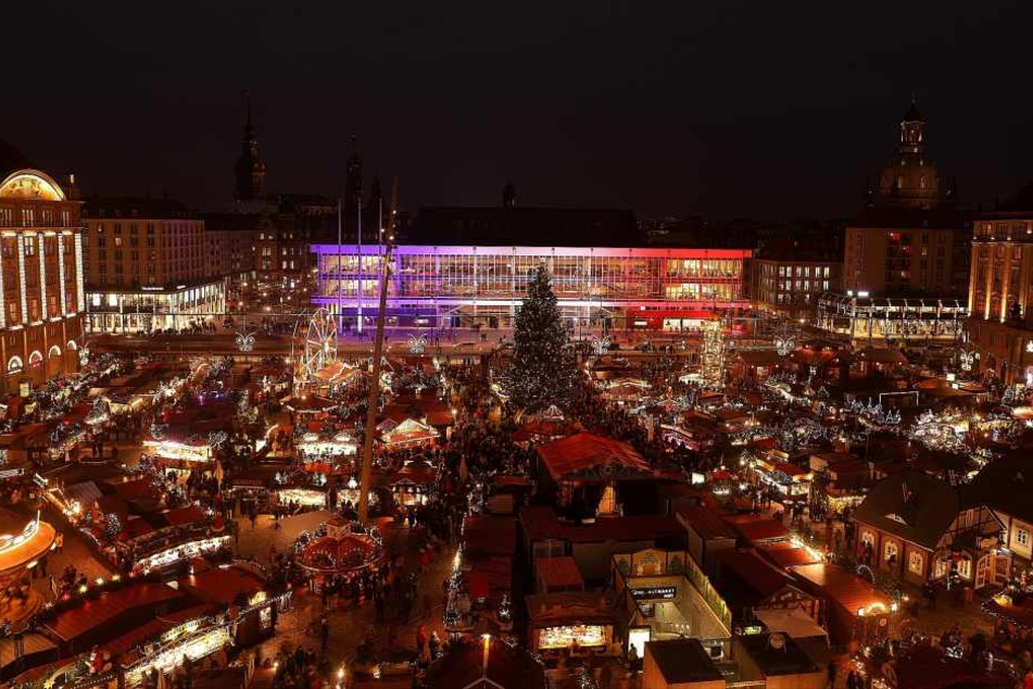 Von 16.30 Uhr bis 21.30 Uhr wird der Kulti in den Nationalfarben Frankreichs beleuchtet.