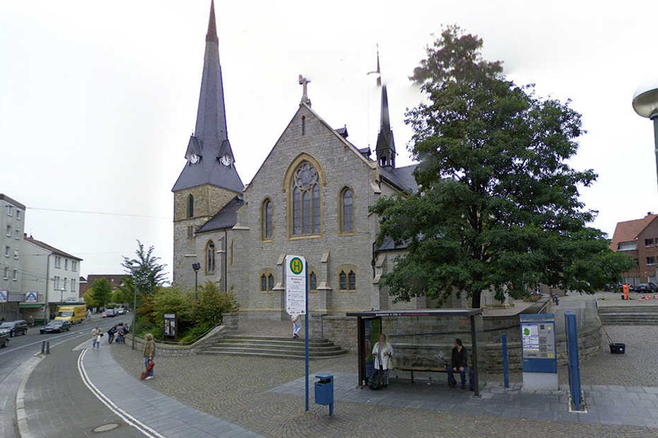 An der Kirche in Brackwede wurde der 29-Jährige überfallen.