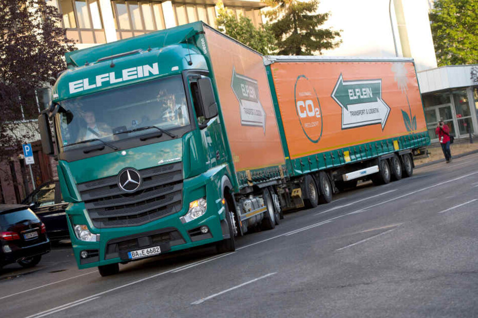 Ein 25,25 m langer Lastwagen fährt im Daimler-Werk in Sindelfingen. (Archivbild)