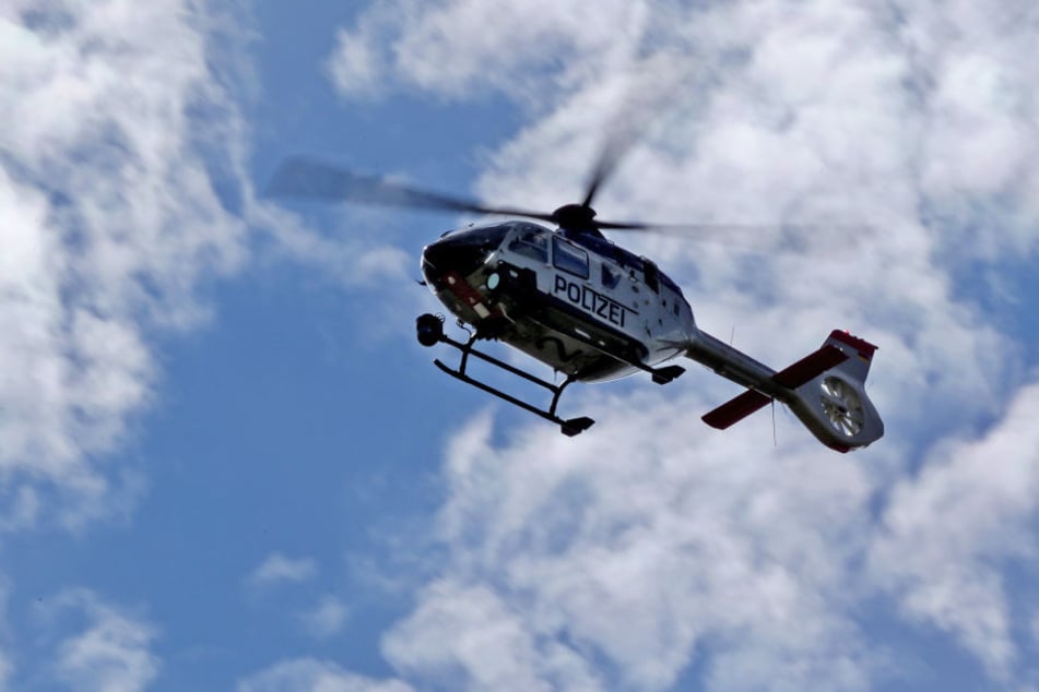 In der Nacht zu Freitag schwebte ein Hubschrauber der Polizei über dem Südwesten Leipzigs. (Symbobild)