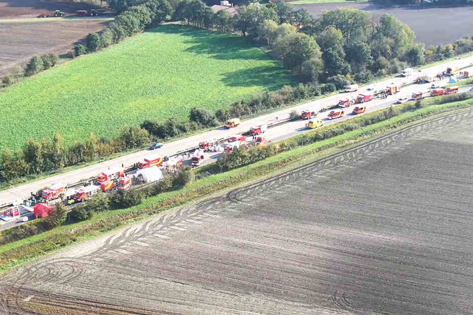Zahlreiche Rettungsfahrzeuge stehen nach einem Unfall mit einem Gefahrguttransporter auf der A29. Ein Sicherheitsbereich wurde eingerichtet. Die Umgebung gesperrt.