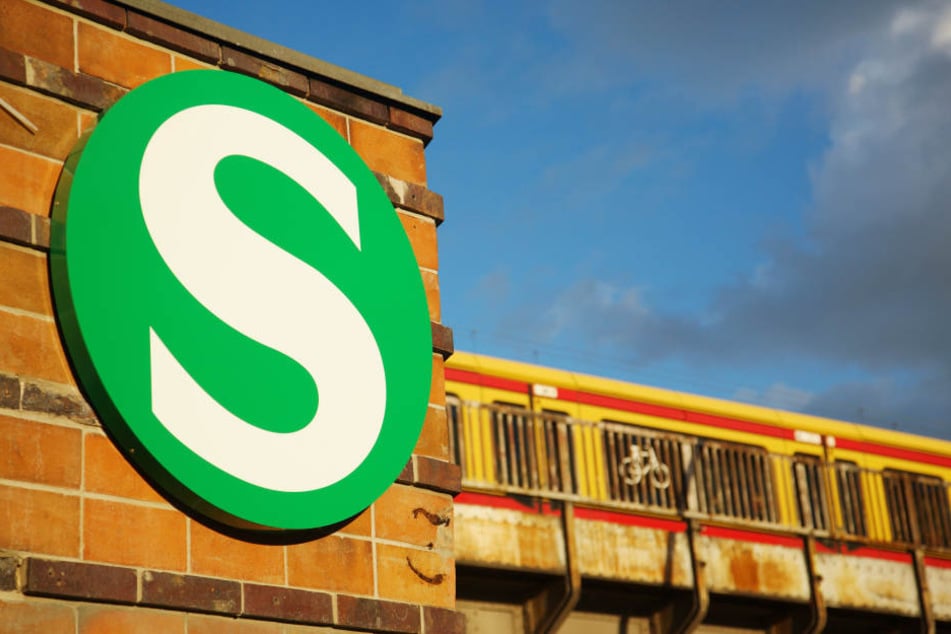 Ein Kontrolleur wurde von einem Schwarzfahrer in Berlin ins Gleis gestoßen (Symbolbild).