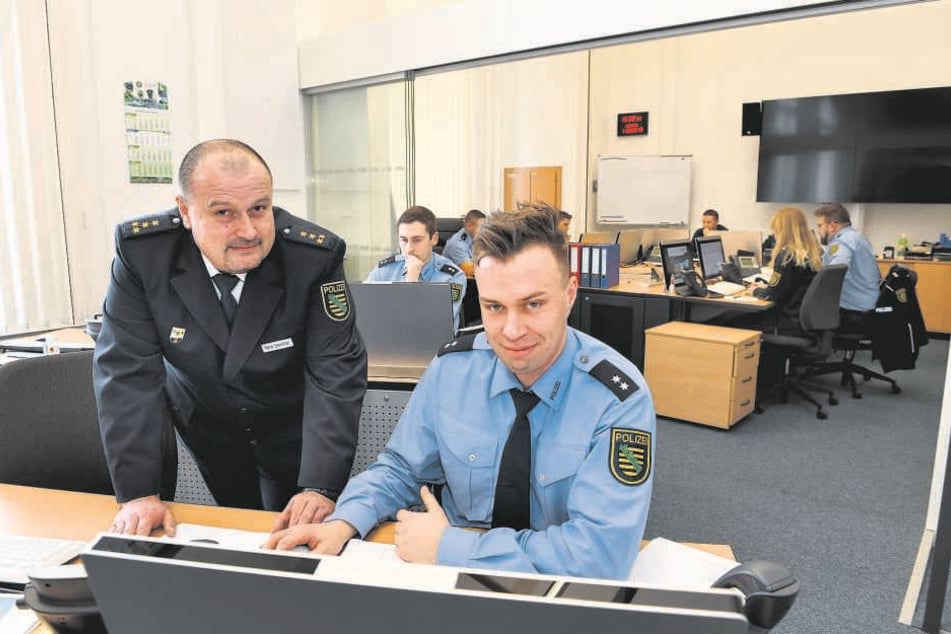 Rene Demmler (47, l.), Leiter des Führungsstabs, bereitet derzeit die Einsätze vor, an denen auch Kollegen aus Brandenburg, Sachsen-Anhalt und von der Bundespolizei teilnehmen werden.