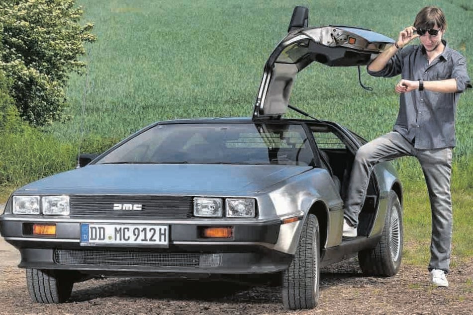 Auf den Spuren Marty McFlys: Der Dresdner Gino Sturm (20) mit seinem DeLorean
DMC-12. Nur echt mit den Flügeltüren!