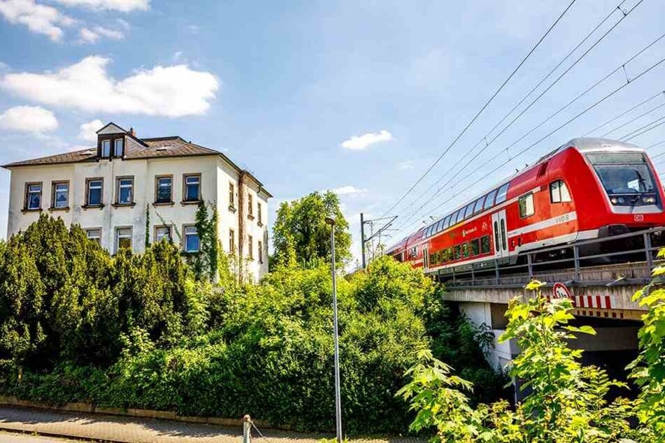 Anwohner der Bahnstrecke Dresden-Schmilka sind besonders lärmgeplagt. Hier ein Haus in Heidenau bei Dresden.