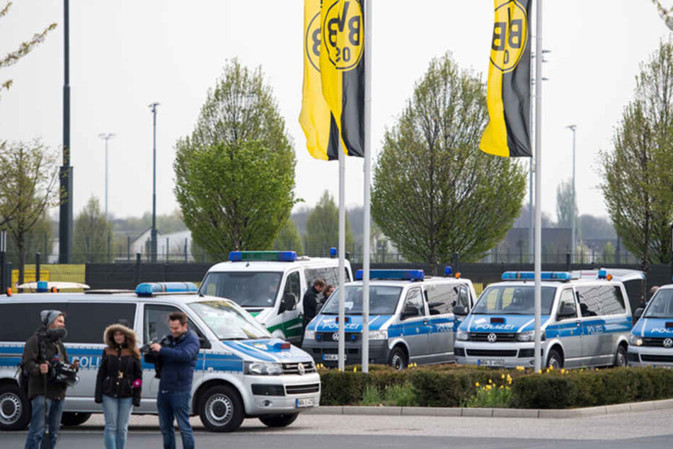 Nach dem Anschlag auf den Mannschaftsbus des BVB hat die Polizei einen Verdächtigen festgenommen.