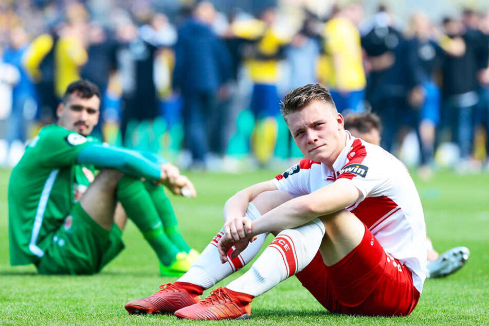 Die Energie-Spieler Leon Schneider (r.) und Keeper Avdo Spahic konnten ihr Pech nach dem Abpfiff gar nicht fassen.