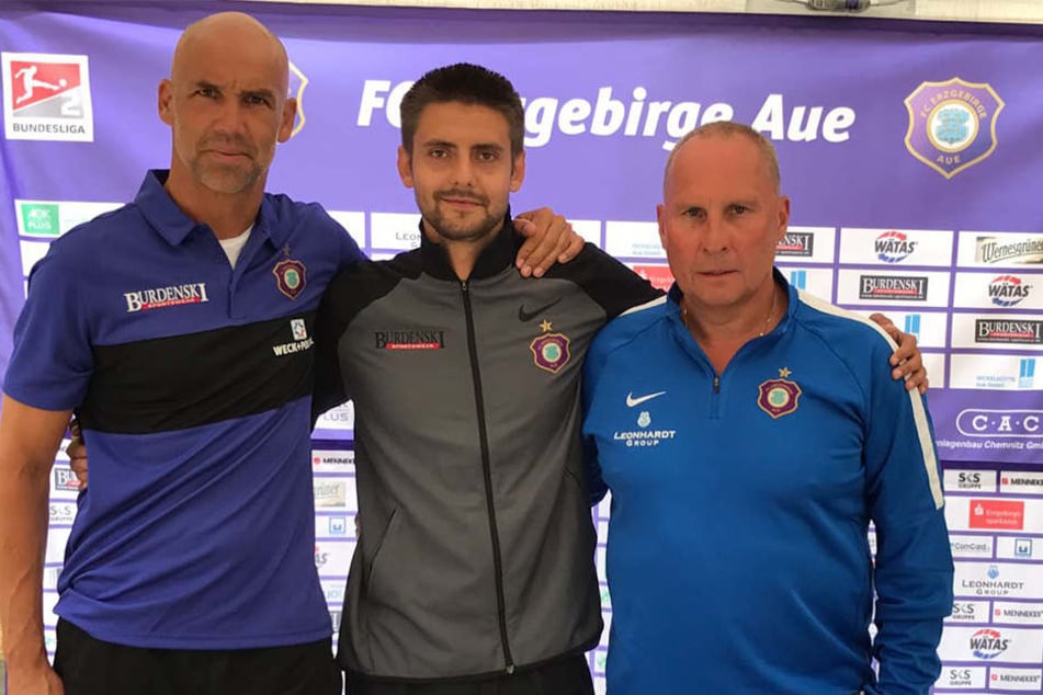 Dimitri Nazarov (M.) mit Trainer Thomas Letsch (l.) und Präsident Helge Leonhardt.