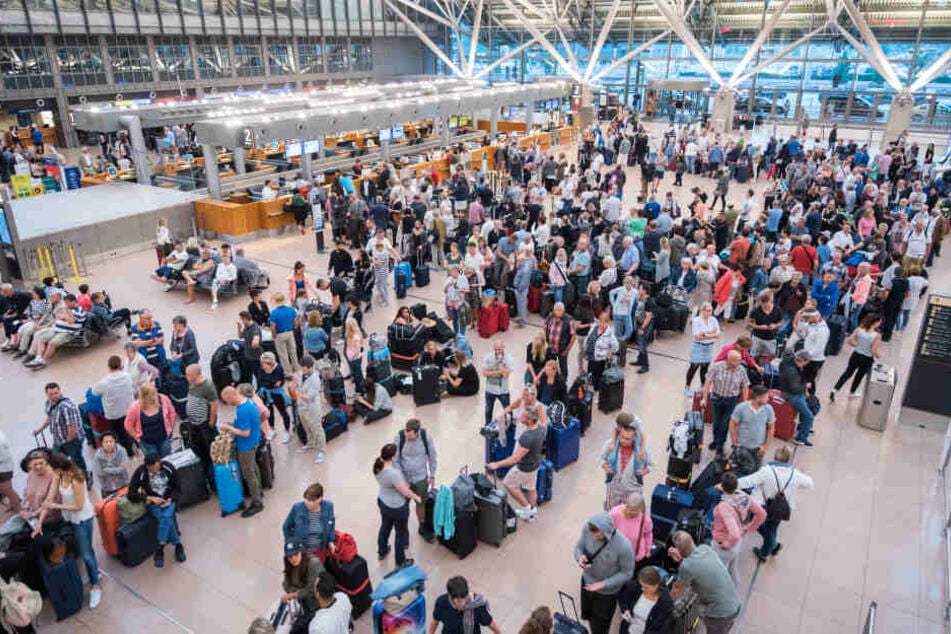 Reisende warten in einem Terminal im Helmut-Schmidt-Airport.