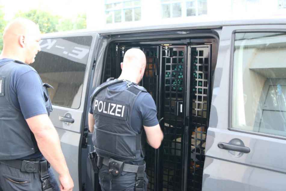 Bei der Razzia gegen mutmaßliche Schleuser gab es vier Festnahmen. (Symbolbild)
